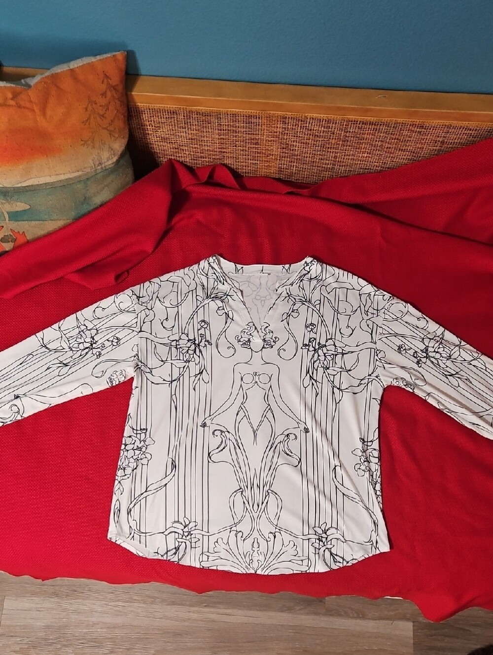 Women's White Graphic V-Neck Blouse